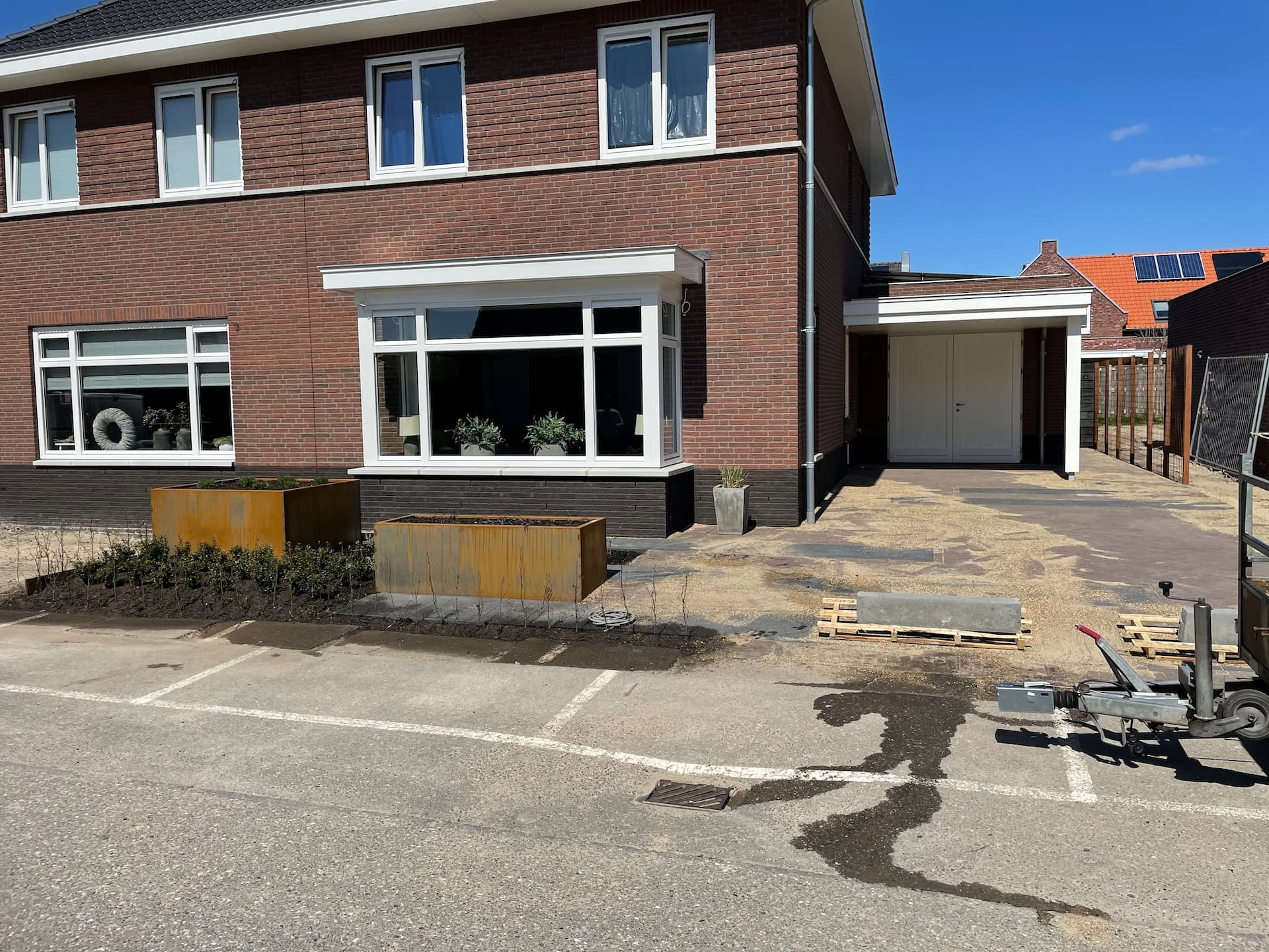 De voortuin is klaar, het straatwerk moet nu goed in geveegd worden. De borders en de
Cortenstalen bloembakken zijn ingeplant.