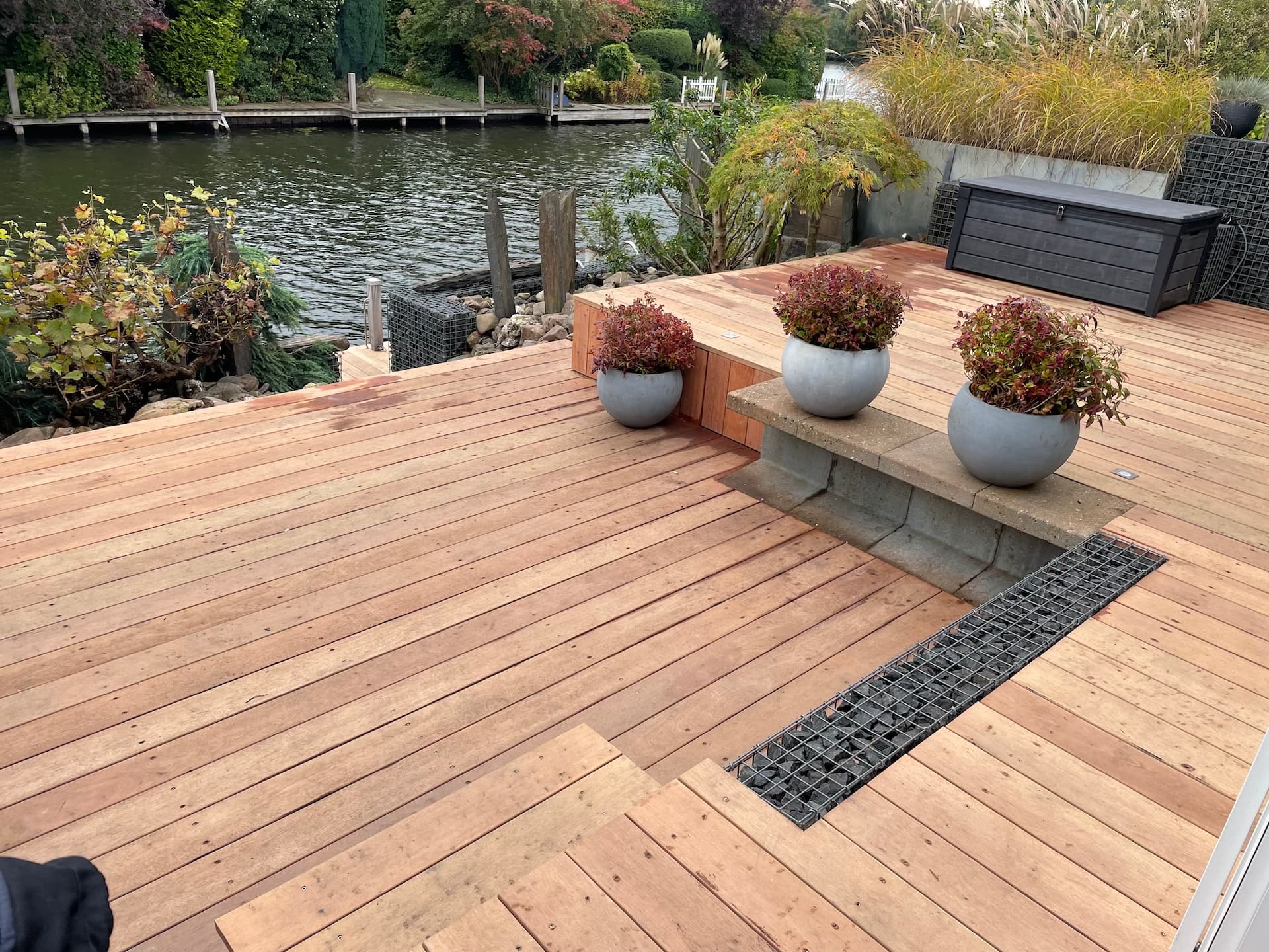 Hardhouten vlonders gemaakt in een tuin aan de rivier de Linge.